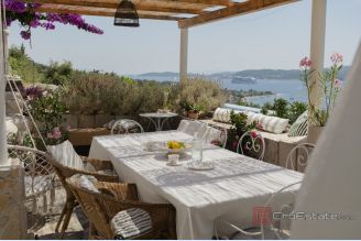 001 2052 97 Peljesac house with sea views for sale