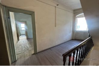 003 2035 318 Split Center Spacious apartment with attic in a prime location for sale