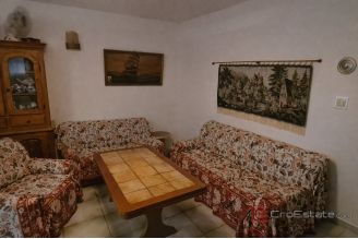 009 1030 05 Losinj House in a quiet location near the sea for sale