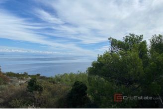 009 1030 05 Losinj House in a quiet location near the sea for sale