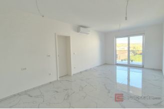 008 2047 116 Ciovo Penthouse with roof terrace for sale