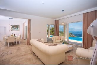 007 2049 83 Omis Villa with pool and an open sea view for sale