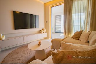 014 2046 153 Split Znjan Luxury apartment with sea view for rent