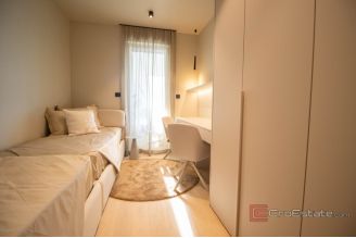 014 2046 153 Split Znjan Luxury apartment with sea view for rent