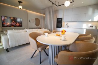 015 2046 154 Split Znjan Designer apartment with a sea view for rent