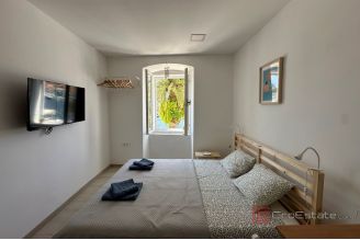 011 1030 10 Losinj Renovated house by the sea for sale