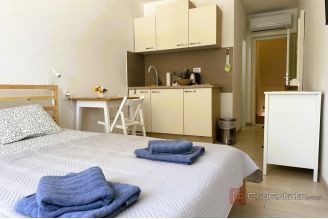 011 1030 10 Losinj Renovated house by the sea for sale