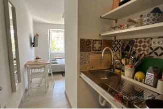 011 1030 10 Losinj Renovated house by the sea for sale