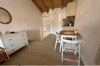 011 1030 10 Losinj Renovated house by the sea for sale