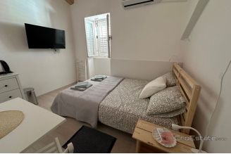 011 1030 10 Losinj Renovated house by the sea for sale