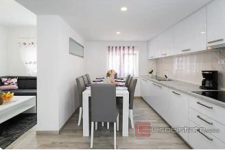 020 2057 03 Trogir One story house with pool for sale