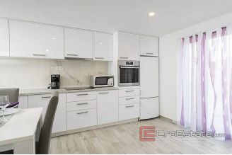 020 2057 03 Trogir One story house with pool for sale