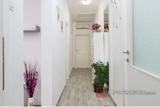 020 2057 03 Trogir One story house with pool for sale