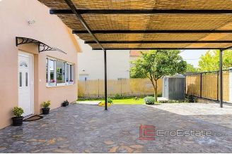 020 2057 03 Trogir One story house with pool for sale