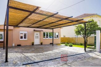 020 2057 03 Trogir One story house with pool for sale