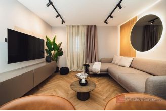 017 5461 30 Rogoznica Villa with two apartments and pool for sale