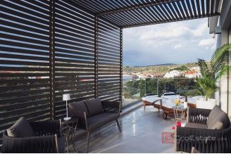 017 5461 30 Rogoznica Villa with two apartments and pool for sale