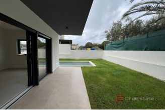 010 2053 30a Pula Luxury apartment with private pool and garden for sale