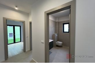 010 2053 30a Pula Luxury apartment with private pool and garden for sale