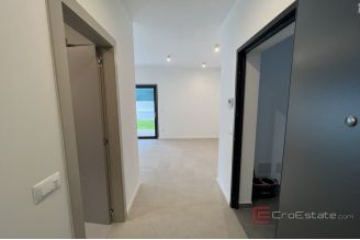 010 2053 30a Pula Luxury apartment with private pool and garden for sale