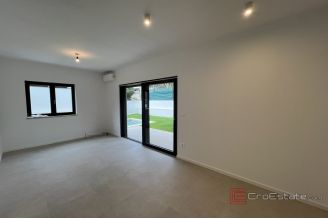 010 2053 30a Pula Luxury apartment with private pool and garden for sale