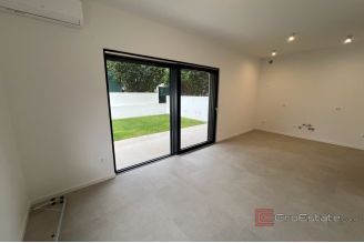 010 2053 30a Pula Luxury apartment with private pool and garden for sale