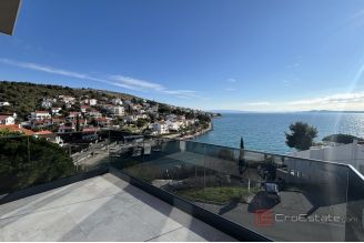 017 2035 331 Ciovo Three bedroom penthouse with pool in the first row to the sea for rent