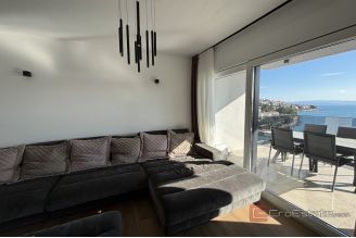 017 2035 331 Ciovo Three bedroom penthouse with pool in the first row to the sea for rent