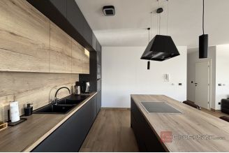 017 2035 331 Ciovo Three bedroom penthouse with pool in the first row to the sea for rent