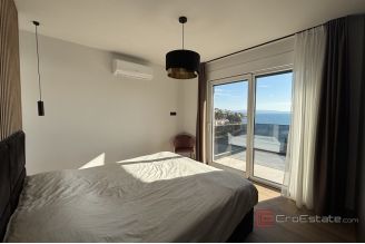 017 2035 331 Ciovo Three bedroom penthouse with pool in the first row to the sea for rent