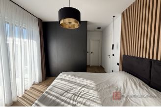 017 2035 331 Ciovo Three bedroom penthouse with pool in the first row to the sea for rent