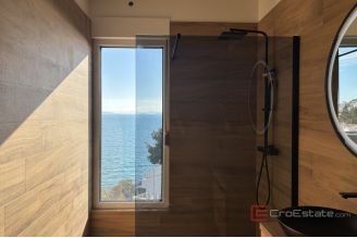 017 2035 331 Ciovo Three bedroom penthouse with pool in the first row to the sea for rent