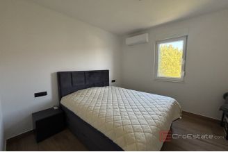 017 2035 331 Ciovo Three bedroom penthouse with pool in the first row to the sea for rent