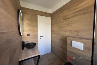 017 2035 331 Ciovo Three bedroom penthouse with pool in the first row to the sea for rent