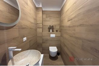 017 2035 331 Ciovo Three bedroom penthouse with pool in the first row to the sea for rent