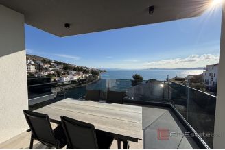 017 2035 331 Ciovo Three bedroom penthouse with pool in the first row to the sea for rent