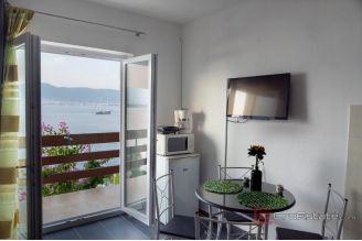006 2057 06 Ciovo One bedroom apartment in the first row to the sea for rent