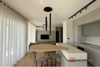 016 2046 181 Split Gripe Penthouse with sea view for rent