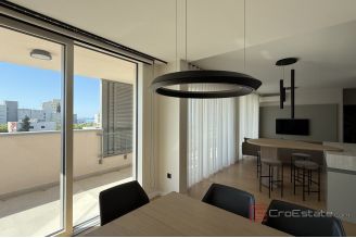 016 2046 181 Split Gripe Penthouse with sea view for rent