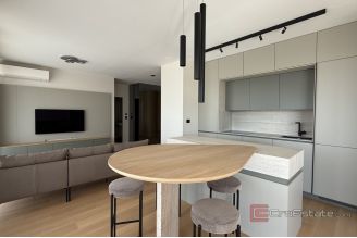 016 2046 181 Split Gripe Penthouse with sea view for rent