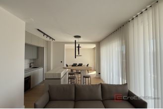 016 2046 181 Split Gripe Penthouse with sea view for rent