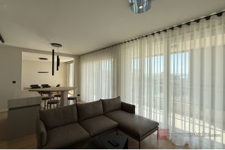 016 2046 181 Split Gripe Penthouse with sea view for rent