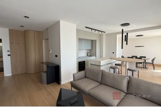 016 2046 181 Split Gripe Penthouse with sea view for rent