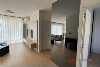 016 2046 181 Split Gripe Penthouse with sea view for rent