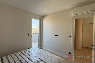 016 2046 181 Split Gripe Penthouse with sea view for rent