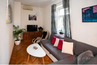 016 2048 53 Split Two bedroom apartment with garage and garden for sale