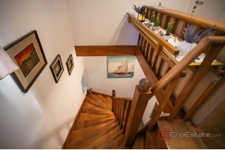 016 2048 53 Split Two bedroom apartment with garage and garden for sale