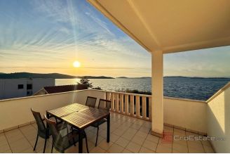 016 2058 03 Šibenik Apartment house first row to the sea for sale