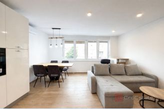 001 2049 84 Split Manus Renovated one bedroom apartment for sale