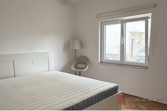 012 2046 183 Split Semi detached house with three residential units for sale